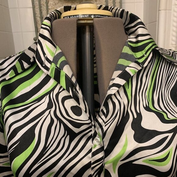 Jennifer Lauren. Size Medium. Short Sleeve Graphic Print Shirt. B58 - Picture 2 of 5